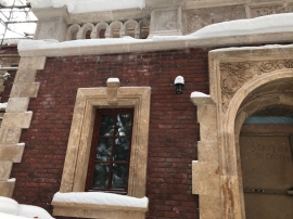 Облицовка фасада натуральным камнем в Москве